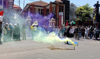 Kelompok Cipayung Luruk Kantor DPRD Situbondo, Tolak Kenaikan BBM