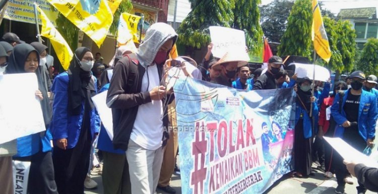 Tolak Harga BBM, PMII Gruduk DPRD Trenggalek